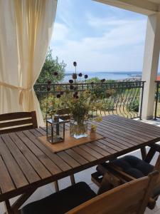 拉布Villa Malena的海景阳台上的木桌