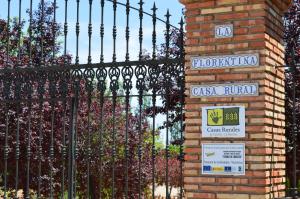 圣克鲁斯德穆德拉拉弗洛伦蒂娜乡村民宿的铁制门,有房子的标志