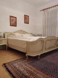 奥巴曹洛克Rokoko Apartman的卧室内的一张大床,卧室内有地毯
