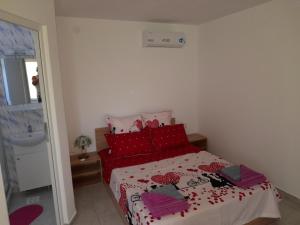 科尔布Casa Elena的一间卧室配有红色枕头的床