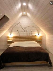 科尔马Gîtes du Tichweg的一间卧室配有一张大床,两盏灯