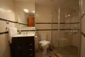 锡切斯塞特格斯公寓酒店的带淋浴、盥洗盆和卫生间的浴室