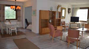凯米耶尔维Soppela retreat at the Arctic Circle的客厅和带餐桌的用餐室