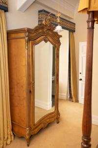 Eaglesfield斯普林克尔旅馆的客房内的华丽的木镜