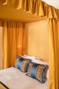 Eaglesfield斯普林克尔旅馆的一张带橙色天蓬和枕头的床