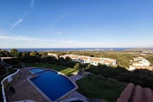 埃斯·梅卡达尔V. Lona: beautiful duplex with a stunning seaview的享有带游泳池的别墅的空中景致