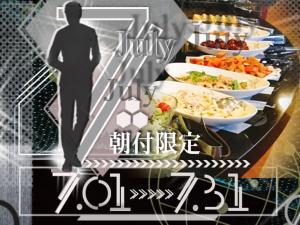 萨摩川内市卫星酒店的一张站在自助餐旁的男人的海报