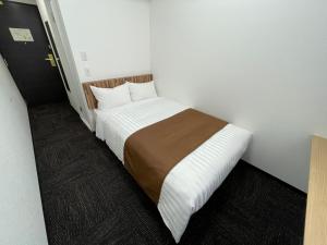 东京Ueno Urban Hotel Annex的一间卧室,卧室内配有一张大床