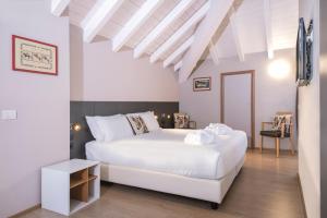 卡索雷特塞皮翁Hotel Osteria della Pista dal 1875的卧室配有白色的床和白色天花板