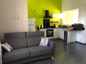 圣弗朗索瓦Villa Natur Dylis的带沙发的客厅和厨房