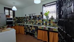 舍夫沙万达尔瓦达酒店的厨房的墙上铺有彩色瓷砖