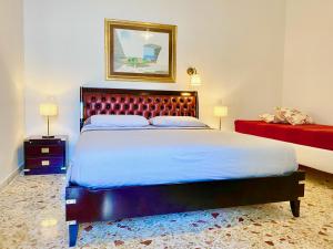 新福卡Marinaio的一间卧室配有一张大床和红色床头板