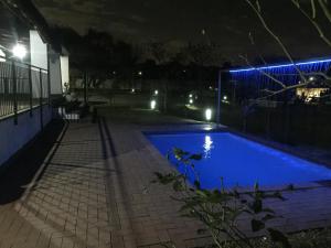 米德兰SimbaSun Cottages的夜间在院子里的游泳池