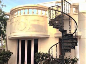 钦奈Private Luxury Beach Side Villa的前面有螺旋楼梯的建筑