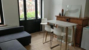 布鲁塞尔Brussels flat的客厅配有桌子和白色椅子