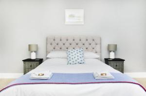 圣萨维尔吉姆塞帝国酒店的卧室配有一张带2条毛巾的大型白色床