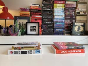 伦敦Central London Charming Camden Split Level Home的一堆书放在书架上