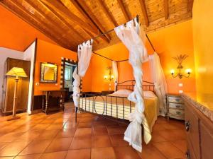 卢斯Quinta do Mar - Country & Sea Village的一间设有床铺的卧室,位于一个拥有橙色墙壁的房间