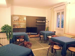 拉帕洛米尼翁波斯塔酒店 的一间配备有桌椅及蓝色床罩的用餐室