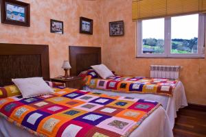 HelgueraTranquilidad en helguera的一间卧室设有两张床和两个窗户。