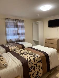 斯劳Nights Inn的酒店客房设有两张床和电视。