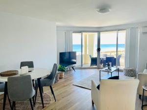 珀斯Cottesloe Beach View Apartments #7的一间带桌椅和海洋的客厅