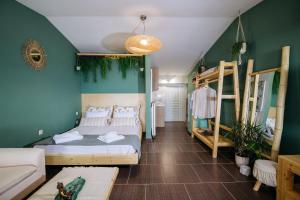 普莱诺斯Boho Sea View Studio的一间带两张双层床和一张沙发的卧室