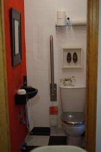 穆尔西亚el valle的一间带卫生间和水槽的小浴室