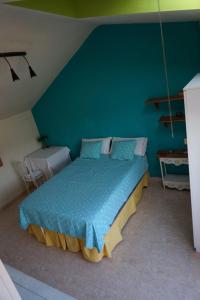 穆尔西亚el valle的一间卧室配有一张带绿色墙壁的床