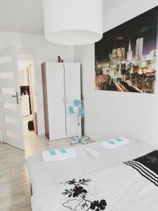 华沙Apartament Centrum Jana Pawła II的卧室配有一张壁挂式海报的床