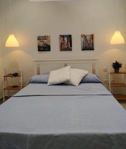 彭布罗克Bayview的卧室配有一张蓝色的床,墙上挂有三张照片
