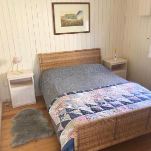 KilmoreMo's Cottage的一间卧室配有床,床上装有被子