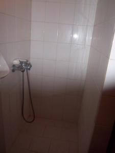 普利斯拉Poulithra Beach的浴室内带软管的淋浴