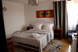 塞辛布拉卡萨特瑞斯哈住宿加早餐旅馆的卧室配有白色的床和窗户。