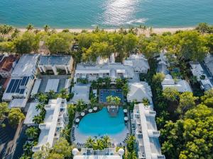 棕榈湾Beach Club Palm Cove 2 Bedroom Luxury Penthouse的享有带游泳池的度假村的空中景致
