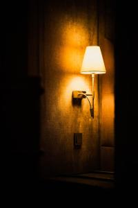 PilligLÖFFELMÜHLE BOUTIQUE BED AND BREAKFAST的墙上的一盏灯,上面有灯