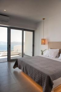 阿克罗蒂里蓝光客房酒店的一间卧室设有一张床,享有海景