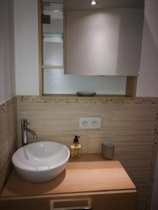 MarchésieuxTerre des marais的浴室设有白色水槽和镜子