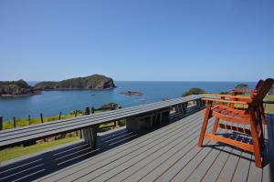 图图卡卡Pacific Rendezvous Resort的一个带两把椅子的甲板,享有水景
