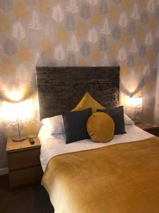 阿尼克乔治亚旅馆的一间卧室配有一张大床和两盏灯