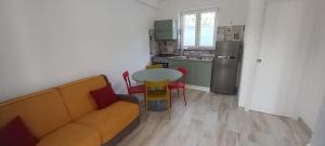 普罗奇达Casetta Furiana的带沙发和桌子的客厅以及厨房。