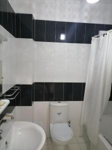 海尔盖莱Hergla_AFH_Beach的浴室配有白色卫生间和盥洗盆。