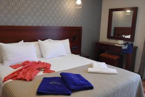 托隆维瑞斯公寓酒店的酒店客房,配有带毛巾的床