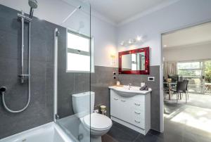 马丁伯勒TWO FOUR COLOGNE的浴室配有卫生间、盥洗盆和淋浴。