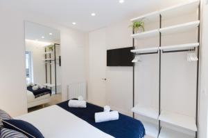 圣塞瓦斯蒂安ATSEGIN apartment climatización -Opción a parking-的白色卧室配有床和镜子