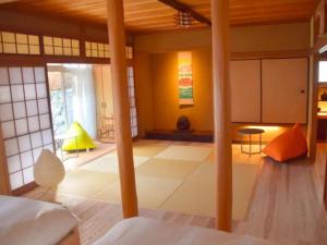 高松Hiyorian - Vacation STAY 11234的一间客房内配有床和桌子的房间