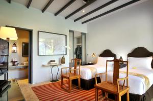 塞米亚克如慕威斯帕1号酒店的一间卧室配有两张床和一张桌子及椅子