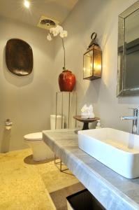 塞米亚克如慕威斯帕1号酒店的墙上设有带水槽和苹果的浴室