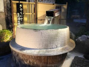 箱根纪伊国屋旅馆的院子中间的一个喷泉