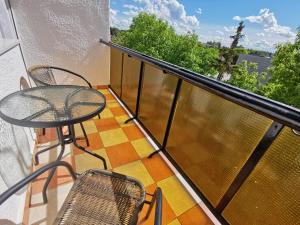 松博特海伊阿策普特斯多莫斯公寓的设有一个配有桌椅并享有美景的阳台。